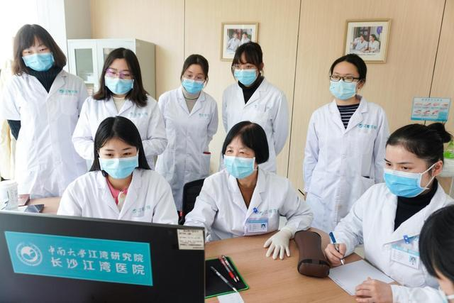 香港验血 PG中心,为什么多囊的女性做三代试管婴儿更易成功?