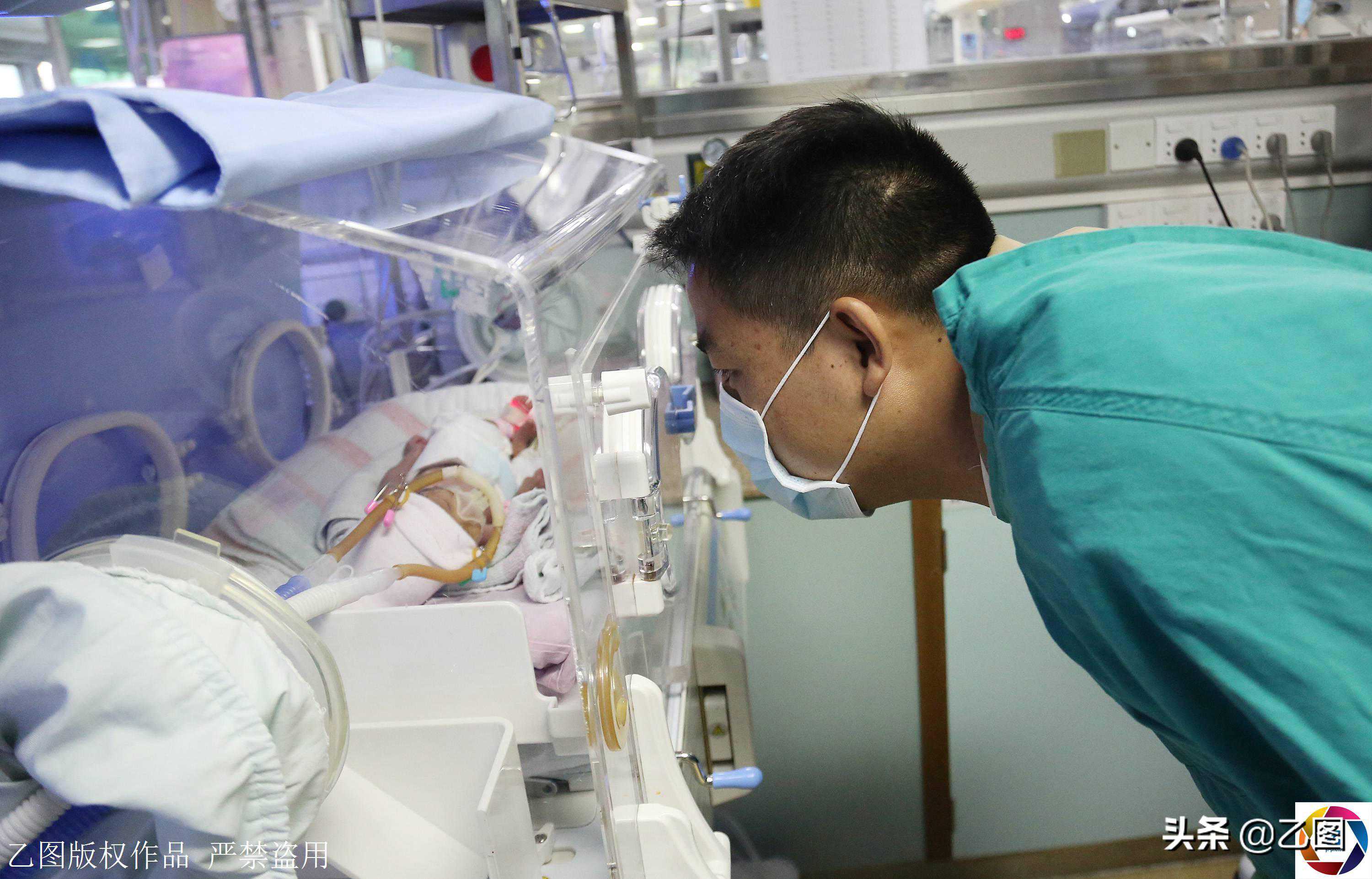 香港验血找什么医生,“无腿”宝妈试管生下双胞胎，距今已过去5年，她们现状